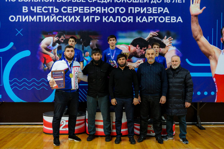 Во Дворце спорта "Магас" имени Берда Евлоева завершились Открытые межрегиональные соревнования по вольной борьбе в честь серебряного призера Олимпийских игр Калоя Картоева